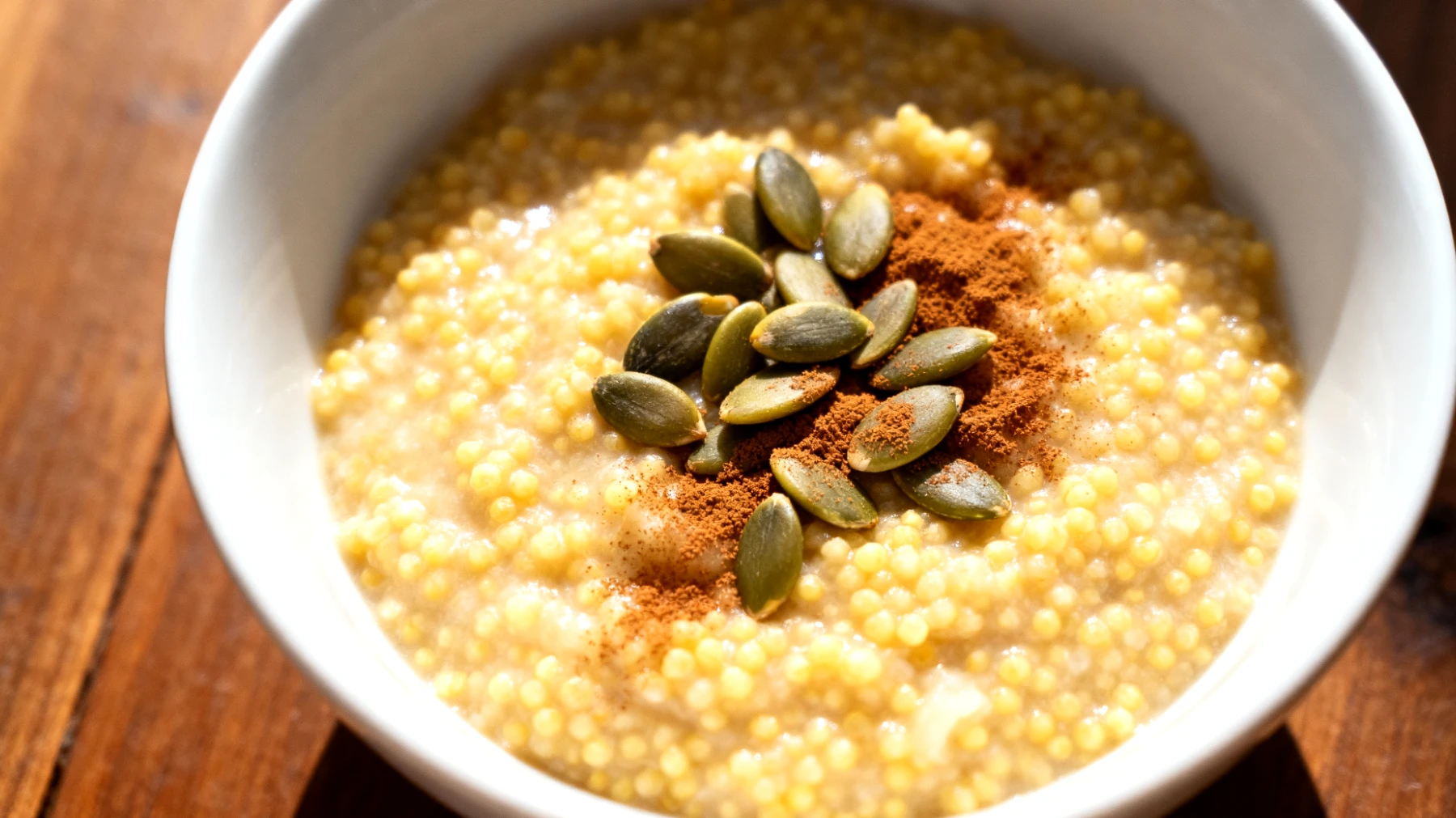 Porridge di miglio con semi di zucca e cannella"